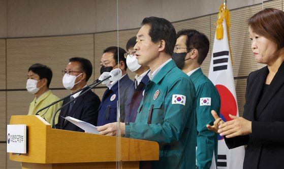 김성호 행정안전부 재난안전관리본부장이 3일 오전 세종시 정부세종청사에서 '이태원 사고' 관련 중대본 회의 주요 논의사항 등을 브리핑하고 있다. 연합뉴스