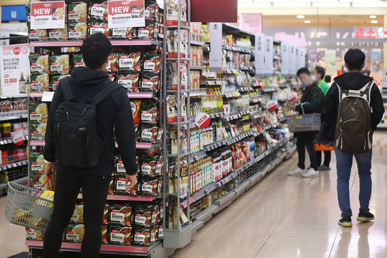 Shoppers browse for groceries at a large mart in Seoul on Thursday as inflation remains above 5 percent. [YONHAP]