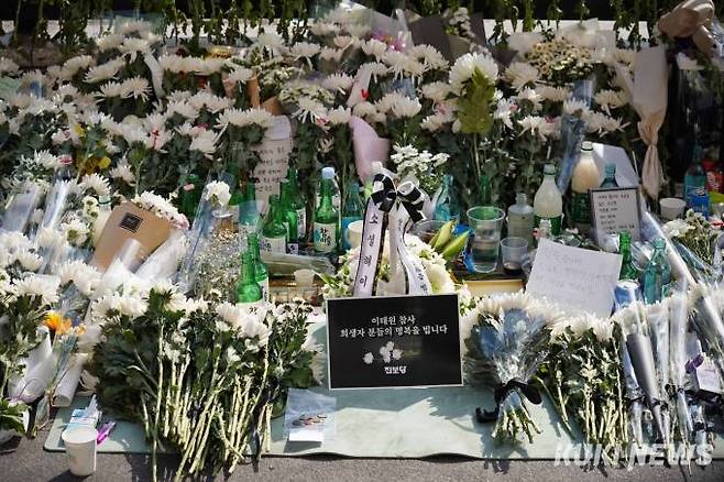 31일 오후 서울 용산구 이태원역 1번 출구 앞에 마련된 '이태원 압사 사고' 희생자 추모공간을 찾은 세월호 유가족들이 고인들을 추모하고 있다.&nbsp; &nbsp;사진=임형택 기자