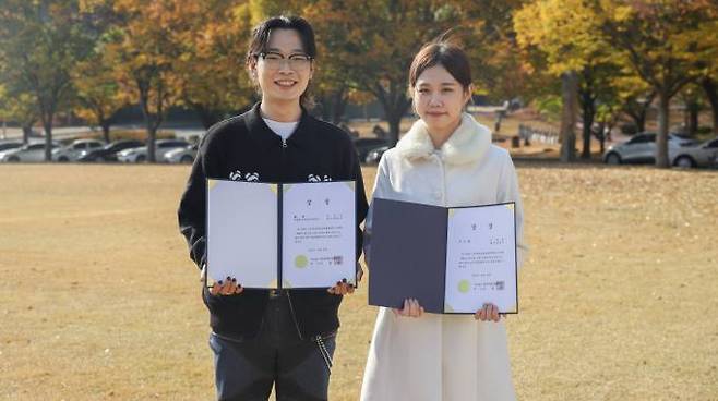 국제 디지털 패션 콘테스트 수상 기념사진. 왼쪽부터 대상 수상자 김상진 학생, 우수상 수상자 신예림 학생. (대구대 제공) 2022.11.03