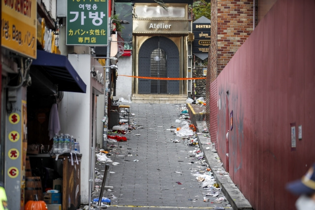 1일 오전 서울 용산구 이태원 압사 사고 현장에 물품들이 남아 있다. 뉴시스