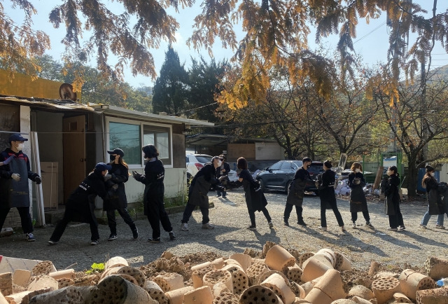 지난달 29일 서울 구룡마을에서 연탄을 나르고 있는 청년들. 빛이나 제공