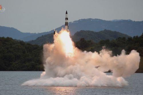 조선중앙TV는 김정은 북한 국무위원장이 지난달 25일부터 이달 9일까지 인민군 전술핵운용부대 등의 군사훈련을 지도했다고 11일 보도했다. 사진은 저수지에서 잠수함발사탄도미사일(SLBM)을 발사하는 모습. 뉴시스.