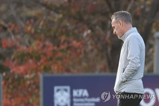 (파주=연합뉴스) 파울루 벤투 축구 국가대표팀 감독이 2일 오후 파주 NFC(축구대표팀 트레이닝센터)에서 대표팀 소집훈련을 지도하던 중 잠시 생각에 잠겨 있다.