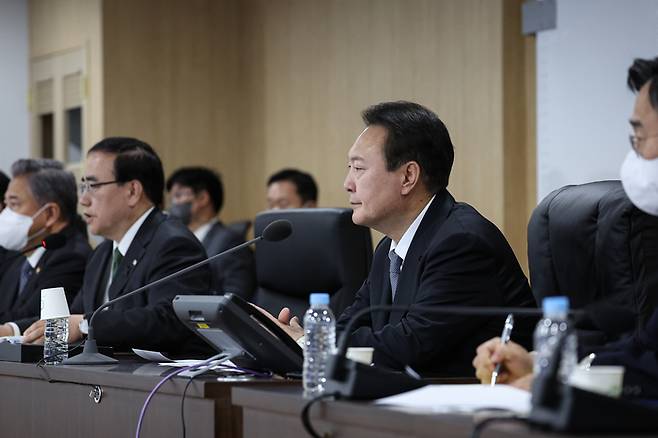 북한의 탄도미사일 발사 관련 윤석열 대통령이 3일 서울 용산 대통령실 청사 국가위기관리센터에서 열린 긴급 국가안전보장회의(NSC) 상임위원회에 참석, 상황보고를 받고 있다.  대통령실 제공