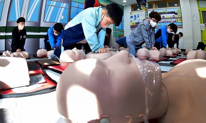 지난 1일 오전 대구 달서구 성지초등학교 안전체험교실에서 학생들이 심폐소생술(CPR) 교육을 받고 있다./사진=뉴시스