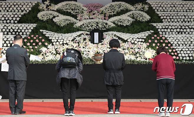 3일 오전 서울광장에 마련된 이태원 사고 사망자 합동분향소에서 시민들이 조문을 하고 있다. /사진=뉴스1