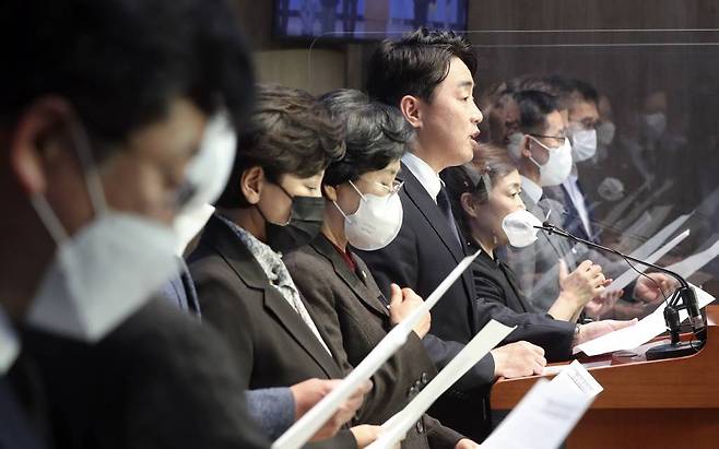 더불어민주당 정책의견·정치행동 그룹 '더좋은미래' 강훈식 대표를 비롯한 소속 의원들이 3일 오후 서울 여의도 국회 소통관에서 이태원 참사 관련 대통령 사과와 관련자 파면, 경질 및 국정조사 협조 요구 기자회견을 하고 있다. / 사진제공=뉴시스