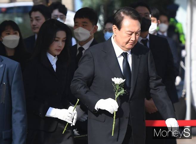 윤석열 대통령이 연일 이태원 핼러윈 참사와 관련해 조문길을 이어가는 가운데 3일에도 희생자들을 위해 추모하고자 분향소와 추모공간 등을 찾을지 주목된다. 사진은 지난달 31일 서울시청광장에 마련된 '이태원 사고 사망자 합동 분향소'에서 헌화를 하고 있는 윤 대통령(오른쪽)과 김건희 여사. /사진=장동규 기자