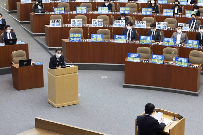 2일 경기도의회 본회의장에서 열린 제365회 정례회 제2차 본회의에서 김동연 경기도지사 도정질문에 답변하고 있다. / 사진제공=경기도