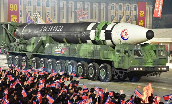 북한이 3일 대륙간탄도미사일(ICBM)로 추정되는 비행체 1발과 단거리탄도미사일(SRBM) 추정 비행체 2발을 발사했다. 사진은 지난 5월25일 북한 조선인민군창건 90주년 계기 열병식에서 북한이 공개한 ICBM '화성-17형'. /사진=뉴스1