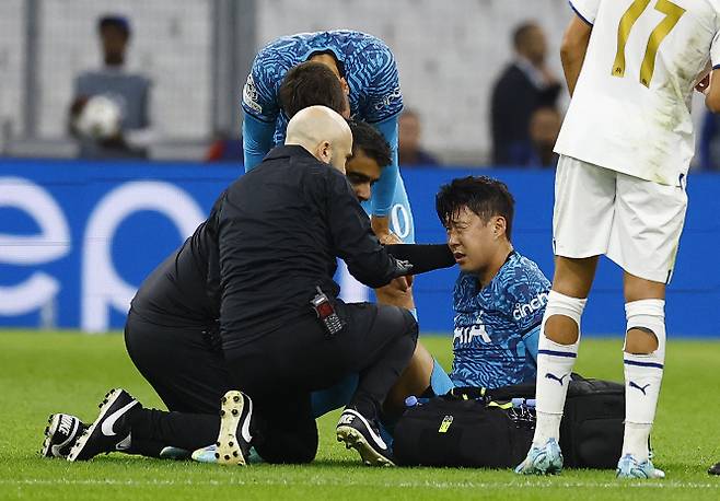 우리 축구 대표팀의 에이스 손흥민이 케빈 더 브라위너가 골절을 입고 19일 만에 그라운드 위에 올랐듯이 기적 같은 회복력을 보여줘 월드컵 무대에 들어설 수 있을지 주목된다. 사진은 2일(한국시각) 유럽축구연맹(UEFA) 챔피언스리그 D조 조별리그 6차전에서 부상당한 손흥민. /사진=로이터