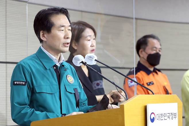 김성호 행정안전부 재난안전관리본부장이 112 신고가 행안부에 접수되는 체계가 구축되지 않았다고 밝혔다. 사진은 3일 오전 정부세종청사에서 이태원 참사 관련 중대본 회의 내용을 발표한 뒤 취재진의 질문을 받는 김 본부장. /사진=뉴스1