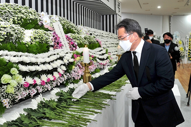 김진열 군위군수가 지난 2일 경북도청 동락관에 마련된 '서울 이태원 핼러원 참사' 희생자 합동분향소에서 헌화하고 있다./사진제공=경북 군위군