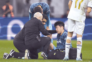 손흥민의 부상으로 한국축구에 비상이 걸렸다. 지난 2일(한국시간) 열린 유럽축구연맹(UEFA) 챔피언스리그(UCL) 조별리그 최종전 마르세유(프랑스)전에서 부상을 당한 손흥민 선수의 상태를 팀 의료진이 살펴보고 있다. [AP]