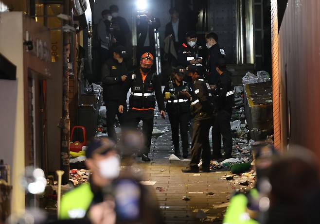 소방당국 관계자들이 지난달 30일 오전 서울 용산구 이태원 핼러윈 인명사고 현장을 조사하고 있다. [연합]