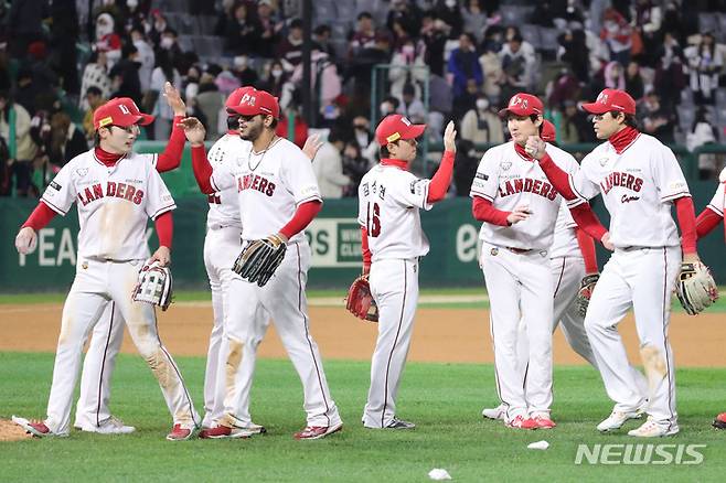 [인천=뉴시스] 권창회 기자 =2일 오후 인천 SSG랜더스필드에서 열린 2022 KBO 한국시리즈 2차전 키움 히어로즈와 SSG 랜더스의 경기, 6대 1로 승리한 SSG 선수들이 기뻐하고 있다. 2022.11.02. kch0523@newsis.com