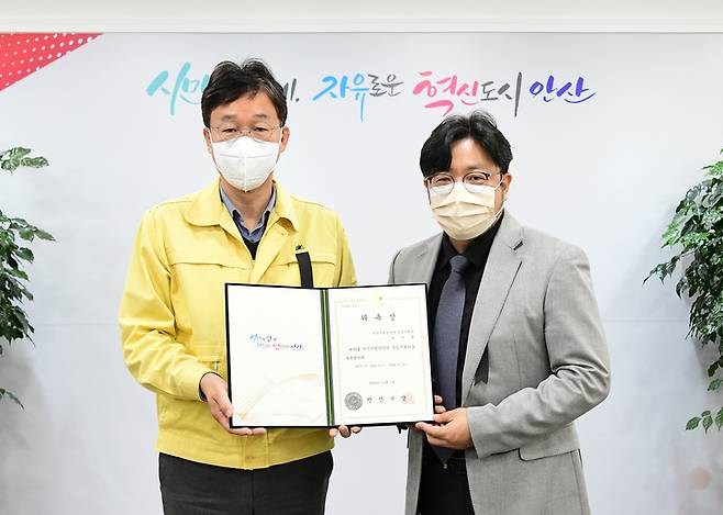 [안산=뉴시스] 이민근 경기 안산시장이 안산시립합창단 상임지휘자로 박지훈 지휘자를 위촉했다. (사진=안산시 제공) 2022.11.03. photo@newsis.com *재판매 및 DB 금지