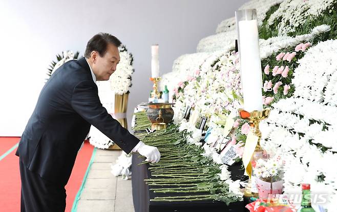 [서울=뉴시스] 전신 기자 = 윤석열 대통령이 3일 서울광장에 마련된 이태원 사고 사망자 합동분향소를 방문해 헌화하고 있다. 2022.11.03. photo1006@newsis.com