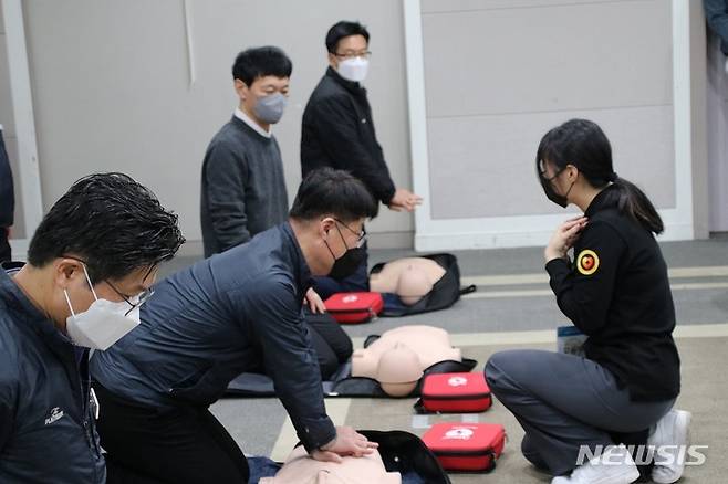 [서울=뉴시스] 쌍용건설 직원들이 한국응급처치교육원 소속 강사로부터 심폐소생술(CPR) 교육을 받고 있다. (사진=쌍용건설 제공)