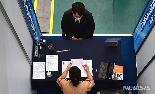 [대구=뉴시스] 이무열 기자 = 지난달 6일 오후 대구 남구 영남이공대학교 천마체육관에서 열린 ‘2022 대구·경북 온-오프라인 채용박람회’에서 구직자가 현장 면접을 보고 있다. 2022.10.06. lmy@newsis.com