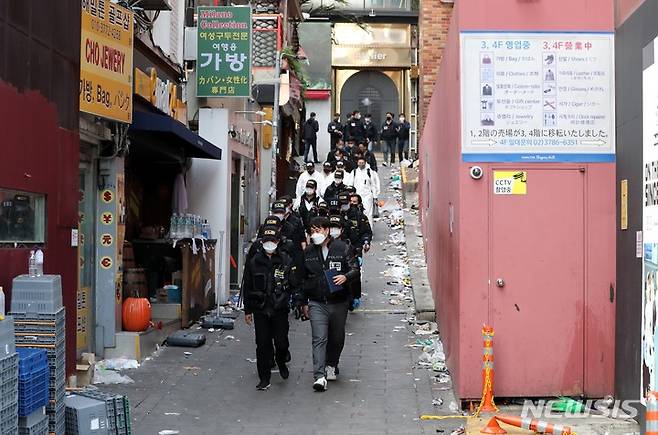 [서울=뉴시스] 조수정 기자 = 31일 오후 서울 용산구 이태원 핼러윈 압사 참사 현장에서 국립과학수사연구원과 경찰 등 수사관들이 현장감식을 마치고 철수하고 있다. (공동취재사진) 2022.10.31. photo@newsis.com