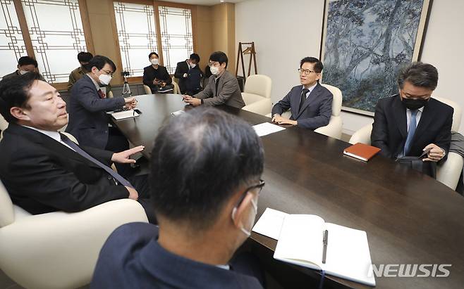 [서울=뉴시스] 김근수 기자 = 김문수 경제사회노동위원회 위원장이 3일 오전 서울 여의도 중소기업중앙회에서 열린 노동현안 간담회에서 모두발언하고 있다. 2022.11.03. ks@newsis.com