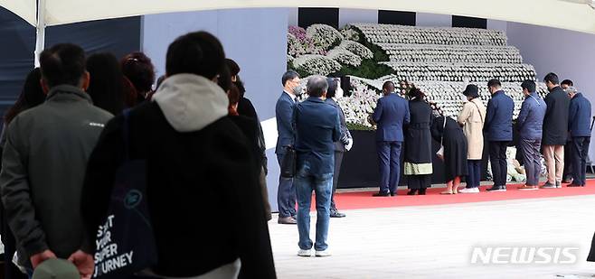 [서울=뉴시스] 이영환 기자 = 3일 오전 서울 중구 서울광장에 마련된 이태원 사고 사망자 합동 분향소를 찾은 시민들이 조문을 하고 있다. 2022.11.03. 20hwan@newsis.com