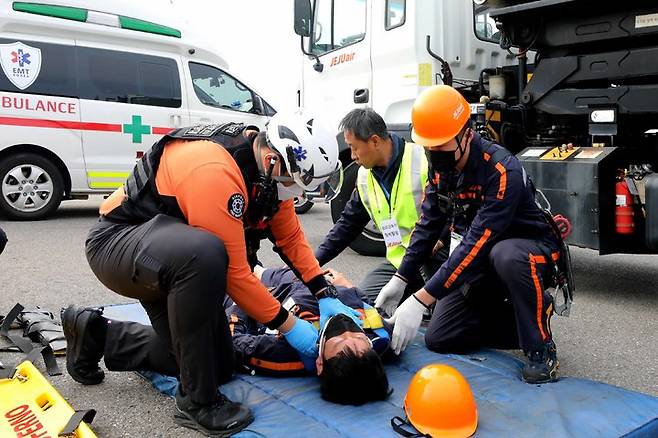 [서울=뉴시스] 3일 오전 김포국제공항에서 진행된 제주항공 중대재해 대응 현장 모의훈련에서 산업재해 최초 발견자가 소방구조대 대원에게 재해 발생 상황과 부상자의 상태를 설명하고 있다. (사진=제주항공 제공) *재판매 및 DB 금지