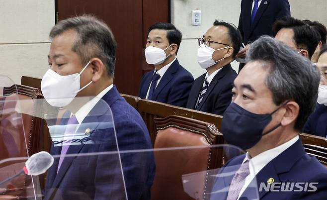 [서울=뉴시스] 전진환 기자 = 이상민 행정안전부 장관, 윤희근 경찰청장, 김순호 행안부 경찰국장이 18일 서울 여의도 국회 행정안전위원회 전체회의에 출석해 자리하고 있다. (공동취재사진) 2022.08.18. photo@newsis.com