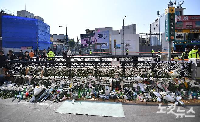 서울 용산구 이태원역 1번 출구 앞에 할로윈 압사 사고 희생자 추모 공간이 마련돼 있다. 류영주 기자