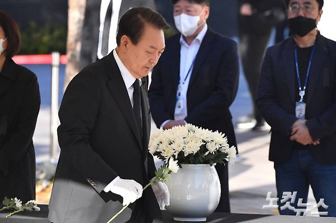 윤석열 대통령이 2일 오전 서울광장에 마련된 이태원 사고 사망자 합동분향소를 찾아 헌화를 위해 이동하고 있다. 류영주 기자