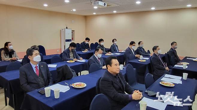 강원CBS 원주운영이사회는 3일 원주 호텔 비즈인에서 정기총회를 열어 신임 이사장 선출과 원주방송센터 활성화 방안을 논의했다. 김우식 엔지니어