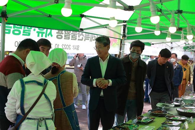 특산물 활용 전남형 동행 일자리 발표회에 구례군수 등이 방문했다. 구례군 제공