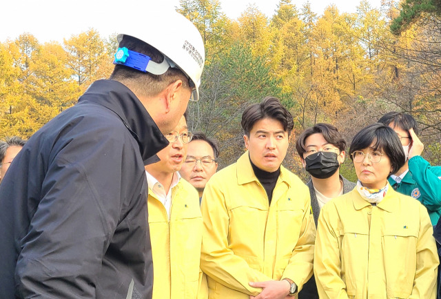 ▲더불어민주당 위성곤·이동주·오영환 국회의원과 임미애 경북도당위원장 및 지역 위원장들이 3일 경북 봉화 광산 매몰사고 현장을 찾아 구조작업자들을 격려하고 적극적인 구조를 당부했다. ⓒ프레시안(박종근)