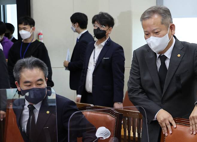 지난 1일 윤희근 경찰청장(왼쪽)과 이상민 행정안전부 장관이 국회에서 열린 행정안전위원회 전체회의에 출석하는 모습. 연합뉴스