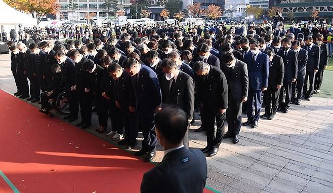 이재명 더불어민주당 대표와 박홍근 원내대표를 비롯한 의원들이 지난 1일 오후 서울 중구 서울광장에 마련된 이태원 사고 사망자 합동분향소를 찾아 조문하고 있다. 공동취재