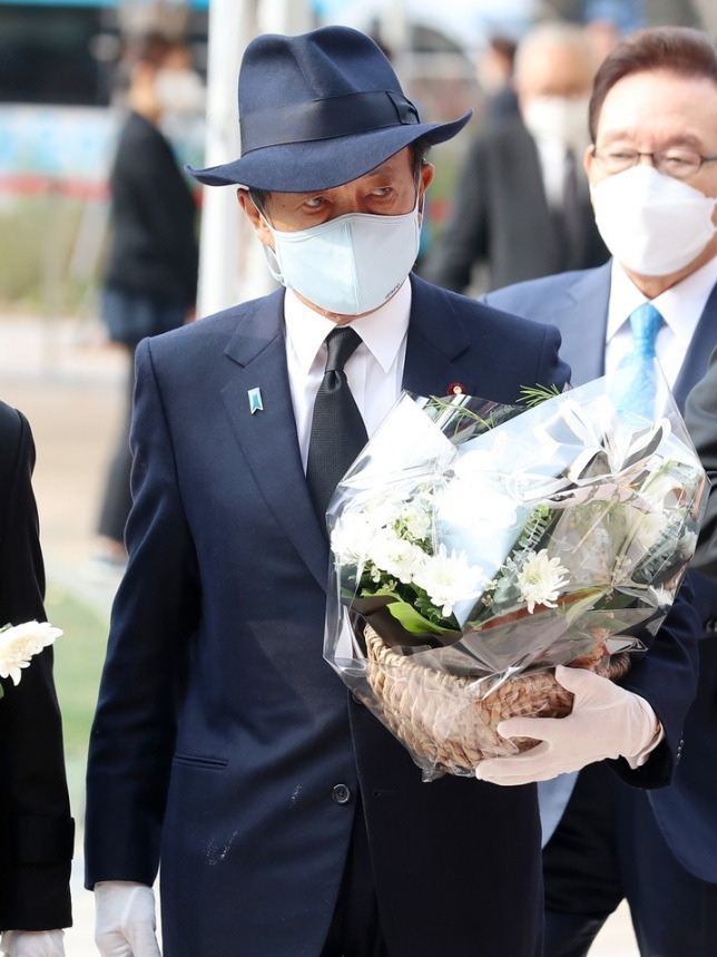 일본 집권 자민당의 아소 다로(麻生太郞) 부총재가 3일 오전 서울 중구 서울광장에 마련된 이태원 사고 사망자 합동 분향소를 찾아 조문을 하고 있다. 뉴시스