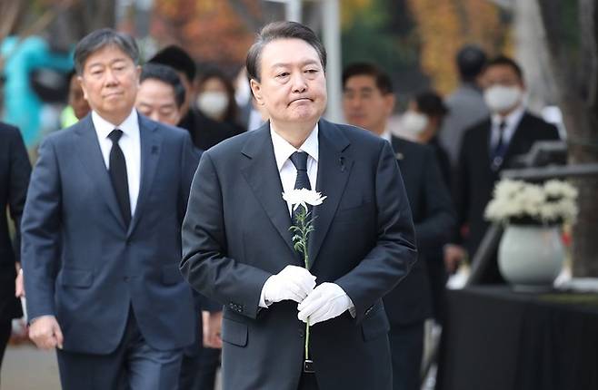 윤석열 대통령이 3일 오전 서울 중구 서울광장에 마련된 ‘이태원 참사’ 합동분향소에서 헌화를 위해 이동하고 있다. 연합뉴스