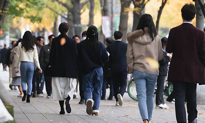 기온이 다시 내림세에 접어든 3일 서울 광화문광장 일대에 시민들이 두꺼운 옷차림으로 발걸음을 재촉하고 있다. 연합뉴스