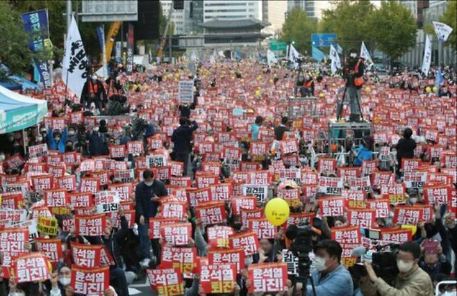 지난달 22일 서울 중구 세종대로에서 촛불승리전환행동 등 진보단체 주최로 열린 ‘윤석열 대통령 퇴진 및 김건희 여사 특검 요구 촛불집회’의 모습. 뉴스1