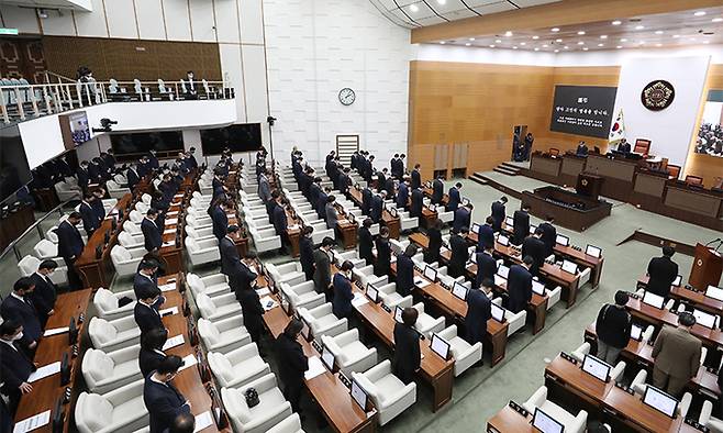 오세훈 서울시장과 서울시의원들이 지난 1일 서울시의회 본회의장에서 열린 제315회 정례회 제1차 본회의에 앞서 '이태원 압사 참사' 희생자들에 대한 묵념을 하고 있다. 뉴시스