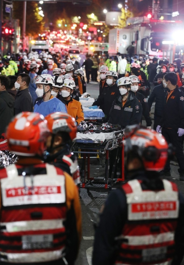 지난달 29일 밤 서울 용산구 이태원 일대에서 대규모 압사사고가 발생해 지난달 30일 새벽 소방구급 대원들이 사망자를 이송하기 위해 대기하고 있다. 뉴시스