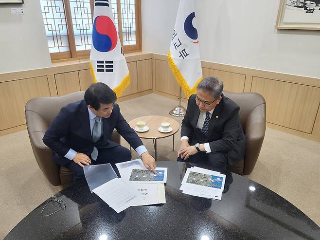 국민의힘 배준영 의원(왼쪽)이 지난 2일 박진 외교부 장관과 면담하고 있다. 배준영 의원실 제공