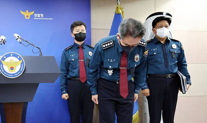 윤희근 경찰청장이 지난 1일 서울 서대문구 경찰청에서 ''이태원 참사'' 관련 입장을 표명을 표명하며 사과하고 있다. 연합뉴스