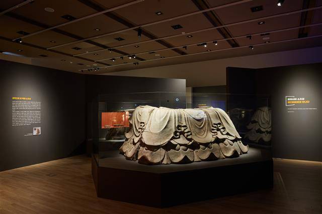 국립부여박물관에 전시된 소조 불상 대좌는 이번에 처음으로 내부를 공개해 제작 흔적을 살필 수 있다.국립부여박물관 제공