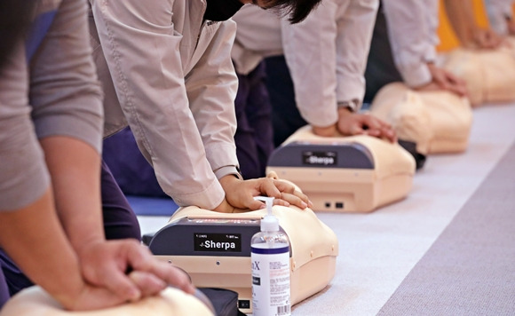 이태원 참사 당시 현장에 쓰러진 희생자들에게 달려가 심폐소생술(CPR)을 실시한 ‘시민 영웅’들의 사연이 알려지면서 응급처치에 대한 관심이 높아지고 있는 가운데 2일 오후 울산 북구 울산안전체험관에서 회사원들이 심폐소생술(CPR) 교육을 받고 있다. 2022.11.2 뉴스1