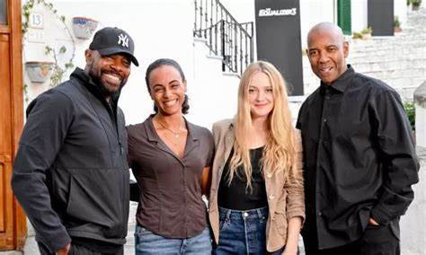 이탈리아 아말피에서 촬영하고 있는 할리우드 액션물 ‘더 이퀄라이저 3’의 안톤 후쿠아(왼쪽부터) 감독이 가이아 스코델라로, 다코타 패닝, 덴젤 워싱턴과 포즈를 취하고 있다.