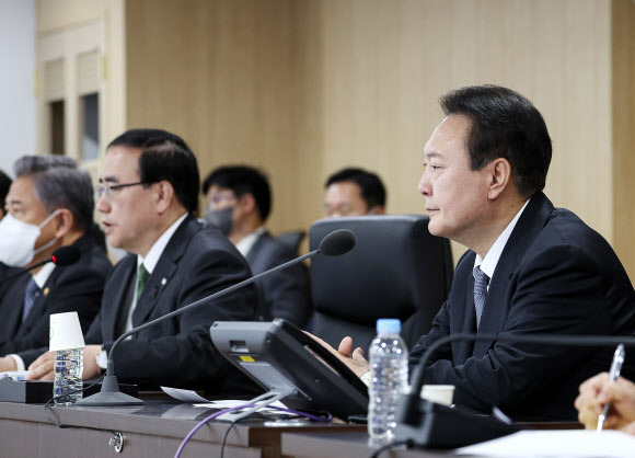 상황 보고받는 尹  - 윤석열 대통령이 3일 용산 대통령실 국가위기관리센터에서 열린 긴급 국가안전보장회의(NSC) 상임위원회에서 북한의 탄도미사일 발사 관련 상황 보고를 받고 있다.연합뉴스