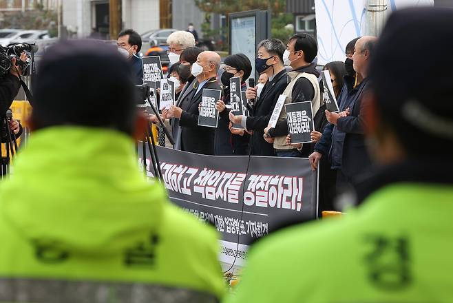 전국민중행동·전국민주노동조합총연맹·한국여성단체연합 등 노동·시민단체 관계자들이 3일 서울 용산구 전쟁기념관 앞에서 '이태원 참사'와 관련한 경찰의 동향파악 내부 문건 작성 사태를 규탄하고 있다. ⓒ연합뉴스